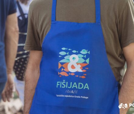 Kuhanje fiša u kotliću na otvorenoj vatri tijekom požeške Fišijade.