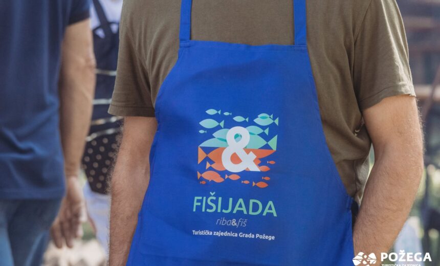 Kuhanje fiša u kotliću na otvorenoj vatri tijekom požeške Fišijade.