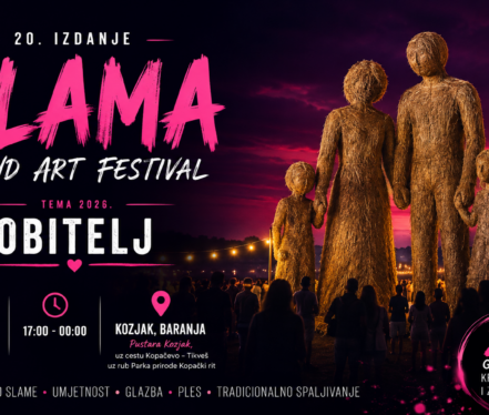 Velika skulptura od slame na otvorenom u Kozjaku okružena posjetiteljima tijekom Slama Land Art Festivala.